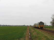  Wadloper  3211 mit Zug 30046 Stavoren-Leeuwarden bei Mantgum am 26-12-2006. 