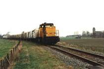 Eine historische Aufnahme: Lok 6451 zieht ein G�terzug mit Kartoffeln von Stiens nach Leeuwarden in die N�he von Jelsum (03-01-1992). Leider gibt es kein verkehr mehr zwischen Leeuwarden und Stiens.