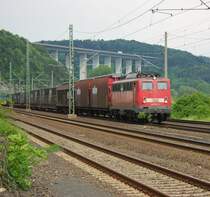 Nach ihrer Pause im Bahnbetriebswerk Eisenach �bernimmt 140 612-3 ihren G�terzug vom Opelwerk Eisenach Richtung Spanien. Aufgenommen am ehem. Bahnhof Wartha (Eisenach). Im Hintergrund die Werratal-Br�cke der BAB4. 21.05.2009.