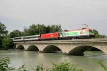 Heute fuhr Transalpin 163 mit der 1116 007 als neue Werbelok f�r SOS Kinderd�rfer. Zum Gl�ck war die Lok als erste Tandemlok eingereit. Der Zug wurde auf der Saalachbr�cke bei Freilassing aufgenommen.