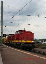 Ein Bauzug, gezogen von zwei DR V100 (V150-15 und V150-12) der EBW, passiert am 21.05.2009 R�desheim Bf.