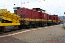 Ein Bauzug, gezogen von zwei DR V100 (V150-15 und V150-12) der EBW, passiert am 21.05.2009 R�desheim Bf.