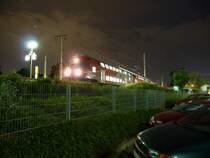 Meine erste halbwegs gelungene Nachtaufnahme zeigt den R 2368 Richtung Bernhardsthal in der Bahnhaltestelle Wien Siemensstra�e um 21:53 Uhr. (15 sec belichtet, 21.05.09)