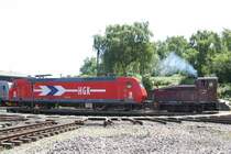 HGK 145-CL-012 wird von Werklok Emma am 23.5.09  auf die Drehscheibe des BW Krefelds gezogen