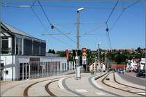 Saarbahn in Riegelsberg: die Haltestelle Riegelsberghalle wurde zweigleisig mit Mittelbahnsteig angelegt. Im Anschlu� folgt die Strecke ein kurzes St�ck weiter eingleisig der Bundestra�e um dann nach links auf eine eingleisige Schotterbahnk�rpertrasse zu schwenken. Durchs Gr�ne geht es dann weiter bis zur vorl�ufigen Endhaltestelle Ezenhofen. 23.05.2009 (Matthias)