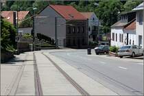 Saarbahn in Riegelsberg: Die weitere Gef�llstrecke verl�uft kurvenreich durch den l�ndlich gepr�gten Ort. 23.05.2009 (Matthias)