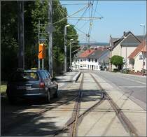 Saarbahn in Riegelsberg: Kurz vor der Haltestelle Post wird die Strecke wieder eingleisig und schwenkt auf eigenen Bahnk�rper am Stra�enrand. 23.05.2009 (Matthias)