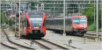 Jeweils 10 Minuten nach der vollen Stunde gibts in Sonceboz-Sombeval eine Doppelausfahrt. Die beiden Strecken teilen sich etwa 1km ausserhalb des Bahnhofes. Bei meiner Mitfahrt fuhren die beiden Lokf�hrer genau Kopf an Kopf, nicht so als ich diese Ausfahrt des R5250 BLS nach Solothurn und des R5078 nach La Chaux-de-Fonds aufgenommen habe. Der Stadler GTW war schneller. (16.05.2009)