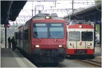 Normal- und Schmalspurtriebwagen in La Chaux-de-Fonds. Be 4/4 8 der CJ nach Les Ponts-de-Martel und NPZ RBDe 560 nach Biel/Bienne. (16.05.2009)