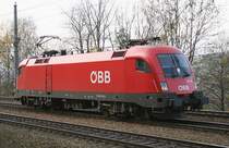 1116 112 bei der R�ckkehr vom Probezug 34501 in der Betriebsausweiche Hutten. 6.11.09