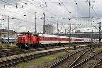 363 135 zieht die Garnitur des IC 79693, der von 182 505 gebracht wurde, aus dem M�nchner Hbf. Bahnbilder Treffen 16.05.2009.