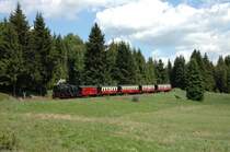 99 7235-7 mit dem Zug nach Eisfelder Talm�hle im Gef�lle kurz vor Sorge, 22.05.09