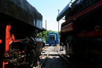 102 082-5 f�hrt zu 86 1049 um sie sp�ter auf die Drehscheibe zu ziehen.Museumstage in Schwarzenberg.Aufgenommen am 24.05.09.