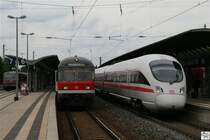 ICE-T 411 527-5, Regionalbahn nach N�rnberg und ein Triebwagen der Baureihe 628 stehen am 21. Mai 2009 abfahrbereit im Bahnhof Lichtenfels. 