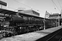 BR.01 1066 Steht Zur Abfahrt Nach Osnabr�ck-Hbf In Hamburg-Hbf Bereit.24.05.09