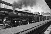 BR.01 1066 So Langsam Dampft Es Zur Fahrt Nach Osnabr�ck-Hbf In Hamburg-Hbf.24.05.09
