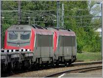 Die Astride 36006 zusammen mit ihrer abgeb�gelten Schwester durchf�hrt am 22.05.09 den Bahnhof von Mons (fl�misch: Bergen) mit einem G�terzug am Haken. (Jeanny)