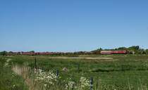218 362-2 und 218 313-5 am 23.05.2009 mit einem Autzug nach Nieb�ll zwischen den Bahnh�fen Westerland und Keitum.