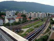 RBDe 560 bei Haltestelle Biel Mett. Links davon RB Biel Ost. Infolge Dachumbau konnte nicht mehr dieselbe Perspektive erreicht werden wie bei Bild 296051 mit Krokodil, 23. Mai 2009, 20:20