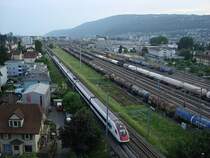 ICN f�hrt westw�rts Richtung Biel PB. Rechts RB Biel Ostseite, der vorl�ufig noch bestehen bleibt. 23. Mai 2009 20:12