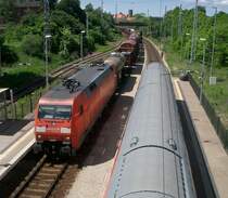 152 110-3 durchf�hrt den Bahnhof Belzig mit ihrem G�terzug in Richtung Seddin. Rechts steht der hier endende RegionalExpress aus W�nsdorf-Waldstadt. Im Hintergrund ist die Burg Eisenhardt zu sehen, die an diesem Samstag Ziel unseres Familienausflugs war. Belzig, 2009-05-23.