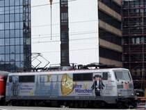 111 027-9  850 Jahre M�nchen  wird wohl nicht mit der �ber ihr schwebenden Krankette abtransportiert; M�nchen Hbf 090515