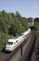 Sieht aus wie der Triebkopf 410 001... ist es aber nicht: 402 008 (9380 6402 008-7 D-DB)  BONN  hat eine neuen Nase und ist bei Schwelm als ICE nach K�ln unterwegs. 