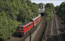 111 159 (9180 6111 159-0 D-DB) hat mit dem RE4  WUPPER-Express , Dortmund Hbf - Aachen Hbf, den Pr�sident-Hoefft-Tunnel (177m lang) durchfahren und wird gleich am Bahnhof Schwelm vorr�ber in Richtung Wuppertal fahren. (24.05.2009)
