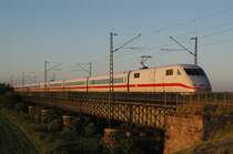 ICE 401 570-7 am 28.6.2005 auf der Weserbr�cke bei Bremen in Richtung Osnabr�ck.
