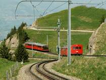 Hochbetrieb auf der  K�nigin der Berge  Zwei Z�ge der VRB auf der Talfahrt Richtung Vitznau.Links das Gleis der ARB.Rigi-Kulm 23.05.09