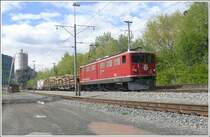 Ge 6/6 II 702  Curia  verl�sst Landquart mit einem G�terzug Richtung Albula. (30.04.2009)