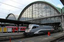 Rindvieh (III). Der Taurus mit dem semantischen Fehler f�hrt nach getaner Arbeit am 23. Mai 2009 alleine aus der Halle des Hauptbahnhof Frankfurt. Wer genau liest, entdeckt auch im Jahr 2009 noch:  Railjet ab 2008 . 