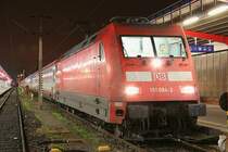 Ein seltener Gast ist die DB-Baureihe 101 am Wiener S�dbahnhof.
101 084 mit dem SLP  19013, das ist die R�ckf�hrung der Garnitur des EC 114 von Stuttgart.
Aufgenommen in der Nacht 13./14. Dezember (Fahrplanwechsel) um 3.15.
