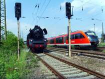 35 1097-1 begegnet am 22.05.2009 w�hrend eines Betriebshaltes auf dem Gel�nde des Bahnhofs Leipzig-Plagwitz, einer aus Saalfeld kommenden Regionalbahn.