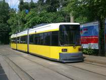 Berlin: Stra�enbahnlinie M17 am S-Bahnhof Sch�neweide/Sterndamm.