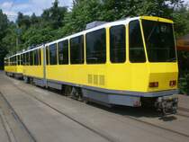 Berlin: Stra�enbahnlinie 67 am S-Bahnhof Sch�neweide/Sterndamm.