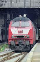 L�beck Hbf 1989. Die 218 432 hat gerade einen Wendezug aus Travem�nde angebracht.
1996 wurde sie in 210 432 umgebaut. Anfang 1999 erfolgte allerdings der R�ckbau in 218 432 anschlie�end Umlackierung. 