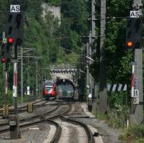 Eingerahmt von den Ausfahrsignalen des Bahnhofs Brixlegg verl�sst ein 4024 den kurzen Tunnel zwischen Rattenberg und Brixlegg.