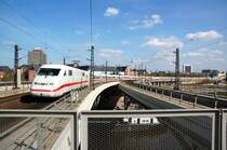 Eine Doppeleinheit ICE 2 verl�sst am 09.04.09 den Berliner Hbf Richtung Ostbahnhof. L�nger h�tte er wirklich nicht sein d�rfen!