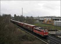 140 572-9 f�hrt mit einem Autoteilezug an einem Baumaschinenh�ndler vorr�ber. (28.03.2009)
