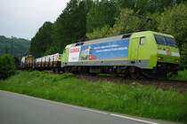 Das Warten hat sich gelohnt, denn nach dem ganzen roten Standart am 26.05.2009 kurz vor Bad Sooden-Allendorf kam pl�tzlich 152 005-5 mit ihrem GZ in Fahrtrichtung Norden um die Ecke.