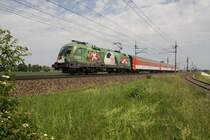 Wieder ein bunte Bespannung des EC101 mit 116 264 aufgenommen am 24. Mai 2009 bei H�rsching.
