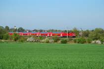 RE nach Hamburg verl�sst Bordesholm. Im Hintergrund ist der typische Getreidespeicher von Bordesholm zusehen. 23.04.09