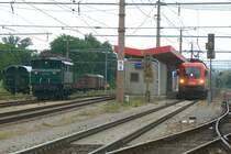 Verschiedene Epochen im Bahnhof Korneuburg. 1116 133 bringt den R 2227 von Krems/Donau nach Wien Meidling, w�hrend 1670.25 pausiert. 
Die Aufnahme ist am 16.05.2009 entstanden.