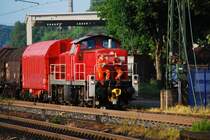 Da sag einer Bahn-Fahren ist nicht entspannend: Zwei relaxte Lokf�hrer auf dem  Balkon  der 294 604-4 rollen im Schneckentempo durch den Bahnhof von Bielefeld-Brackwede. Das befahrene Nebengleis f�hrt quer zwischen einigen Firmen und Gesch�ften hindurch zu den Thyssen-Krupp-Stahlwerken, die hier mit einigen Wagons beliefert werden. Kurz danach kam sie alleine wieder zur�ck und wurde dann zur Nachtruhe geparkt. (26.05.2009).
