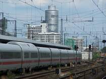 ICE an Gleis 9  vor der Skyline des N�rnberger Ostens. Im Hintergrund.. von rechts nach links.. Business Tower .. Hochhaus  Norikus .. HDI-Hochhaus. (03.07.2005)