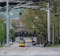 . Nordbahnhofstraße -

Blick hinein in der Stuttgarter Nordbahnhofstraße mit einem Zug der Linie U15. Im Hintergrund über der Stadtbahnhaltestelle die Stahlbrücken der Bahnstrecke zwischen Hbf und Feuerbach. Etwas dahinter der Viadukt der Gäubahn. 

16.04.2009 (M)