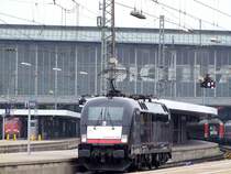 MRCE ES64U2-005 setzt sich auf Gl.14 vor die Wagen des IC79694 am M�nchner Hbf; 090515