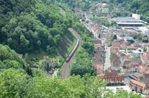 Eine Lok der BR 146.2 hat am 27.5.2009 den gr��ten Teil der Geislinger Steige hinter sich und rollt gleich in Geislingen ein.