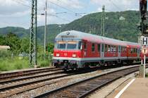 Einfahrt eines Karlsruher Steuerwagens mit noch funktionierendem Zugzielanzeiger in den Bahnhof von Geislingen am 27.5.2009.